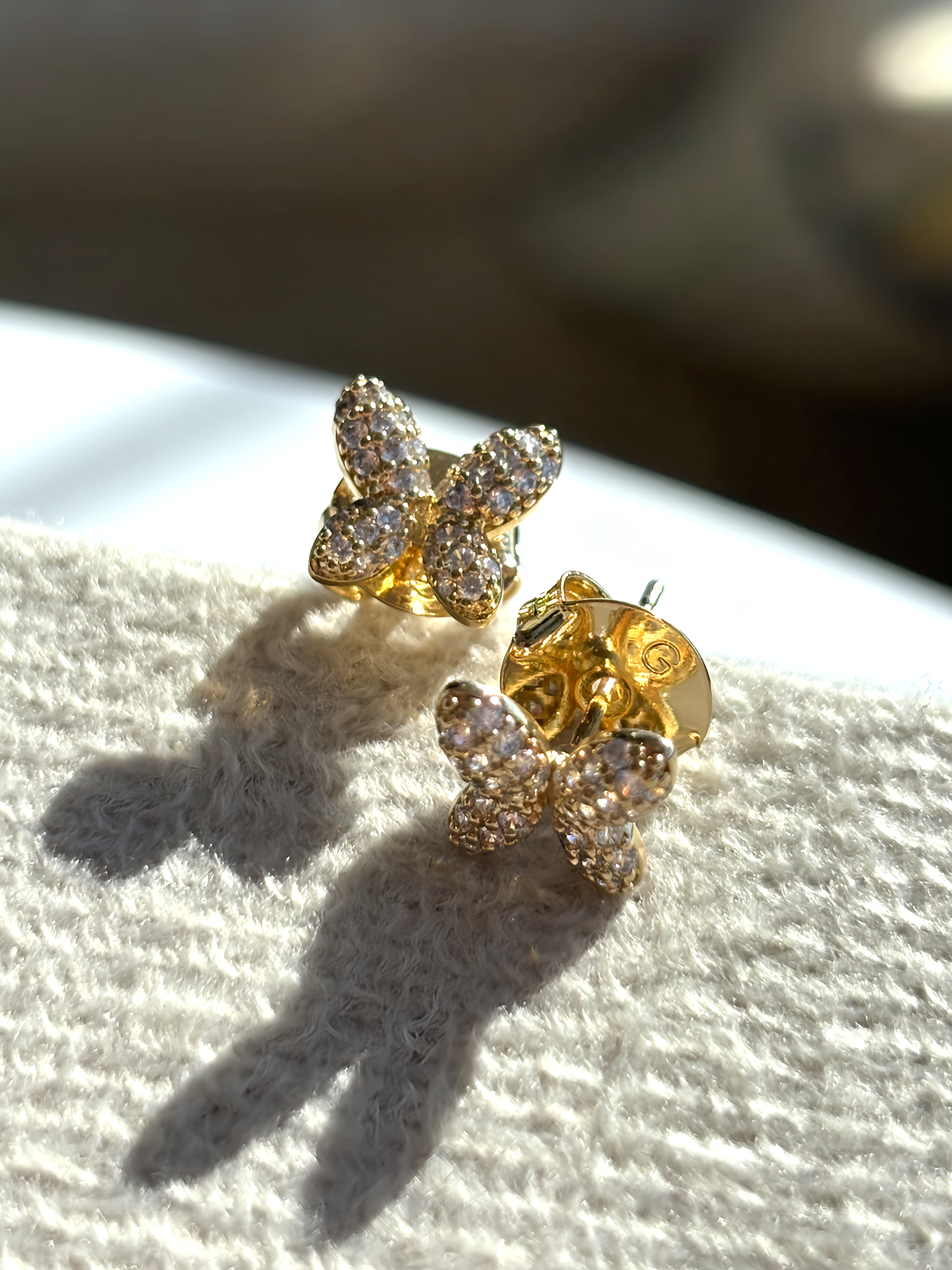 Brinco Borboleta Cravejado Dourado